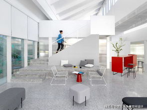 新办公室位于一个创意园区设计明亮灵活以提高办公室内的开放性和社交活动
